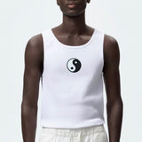 Yin Yang Rond Strijk Embleem Patch op een wit hemd