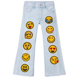 Emoji Smiley Lach Vrolijk Tevreden Strijk Embleem Patch samen met vele andere emoji strijk patches uit deze serie op de broekspijpen van een spijkerbroek