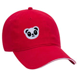 Panda Beer Strijk Embleem Patch op een rode cap