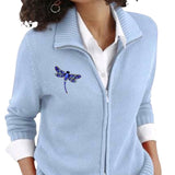 Broche Sierspeld Libelle Dragonfly Blauw op een lichtblauw vest