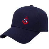 Rood Anker Strijk Embleem Patch op een donkerblauwe cap