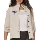 Broche Sierspeld Libelle Dragonfly Blauw op een beige vest
