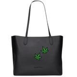 Twee maal de Weed Wiet Hennep Cannabis Blad Strijk Embleem Patch M op een zwarte schoudertas