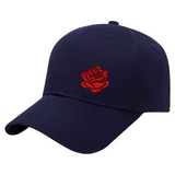 Roos Rozen Bloem Bloemen Strijk Embleem Patch Rood op een donkerblauwe cap