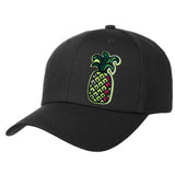 Ananas Stof Embleem Strijk Patch op een donkergroen cap