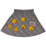 Emoji Smiley Knipoog Flirt Strijk Embleem Patch samen met vele andere emoji strijk patches uit deze serie op een kort rokje.