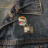 Testbeeld TV Retro Emaille Pin samen met een televisietoestel pin met een ander testbeeld  samen op een spijkerjasje