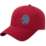 Denim Spijkerstof Strijk Embleem Patch Ovaal op een rode cap