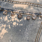 Pin Broche 10 Steek Pin Knopen Set Mixed Diamant Goud 5 x 2 Paar op een spijkerbroek zak