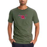 Pioen Wilde Roos Strijk Embleem Patch op een groen t-shirt