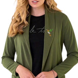 Broche Sierspeld Kolibrie Vogel Groen Oranje op een groen vest