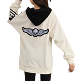 Schedel Skull Wings Strijk Embleem XXL Patch op de rugzijde van een crème witte hoodie