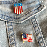 Amerika USA Stars And Stripes Vlag Emaille Pin samen met een USA embleem pin op een spijkerjasje