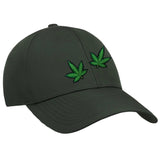 Twee maal de Weed Wiet Hennep Cannabis Blad Strijk Embleem Patch S op een donkergroen cap