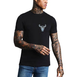Buffel Skull Doodskop Strijk Embleem Patch op een zwart t-shirt