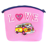 Bus Flower Power Embleem Strijk Patch Peace Love Bus op een roze toilettas samen met roze strijk letters