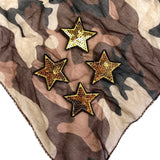 Vier maal de Ster Sterretje Paillette Strijk Embleem Patch Goud op een sjaal met camouflage print