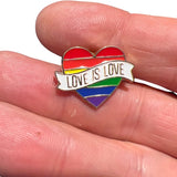 Close-Up van de Rainbow Regenboog Hartje Love Is Love Tekst Gay Pride Emaille Pin S