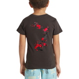 Bloesem Bloemen Tak Strijk Embleem Patch Rood op de rugzijde van een donker grijs t-shirtje