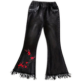 Bloesem Bloemen Tak Strijk Embleem Patch Rood op de broekspijp van een zwarte spijkerbroek