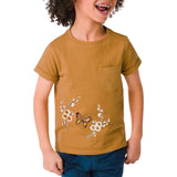 Bloesem Bloemen Wit Strijk Embleem Patch Set samen met een beige vlinder strijk patch op een oker t-shirt