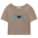 Bloesem Vlinder Blauw Strijk Embleem Patch Set op een beige t-shirtje