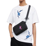 Bloesem Kolibrie Strijk Embleem Patch Set op een wit t-shirt en zwart tasje
