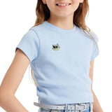 Witte Poes Kat Emaille Pin Hartjes Ogen op een lichtblauw t-shirtje