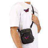 Twee maal de Roos Roze Zwarte Vlinder Strijk Embleem Patch op een wit t-shirt en op een zwart tasje