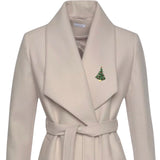 Kerstboom Christmas Tree Broche A op een beige mantel