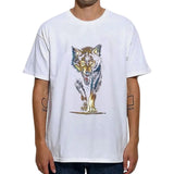 Wolf Sluipend Strijk Applicatie op een wit t-shirt