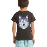 Wolf Artistiek Strijk Applicatie op de rugzijde van een donkergrijs t-shirtje