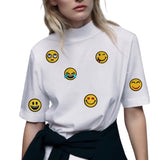 Ronde Gele Emoji Smiley Strijk embleem Patch Genieten samen met vijf andere emoji strijk patches uit dezelfde serie op een wit t-shirt