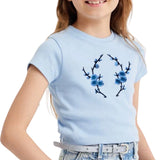 Bloemen Bloesem Blauw Strijk Embleem Patch Set op een lichtblauw t-shirtje