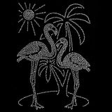 Strijk strass steentjes applicatie van twee flamingo's die staan te zonnen op een klein eiland met twee palmbomen op een zwarte ondergrond