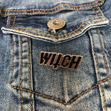 Witch Tekst Emaille Pin op een borst zakje van een blauw spijkerjasje