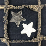 Ster Paillette Mat Wit Strijk Embleem Patch samen met een zilverkleurige variant op een ondergrond van spijkerstof