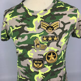 Legergroene Camouflage Strijk Patch Met Drie Gouden Sterren samen met andere camouflage patches op een camouflage groen t-shirt