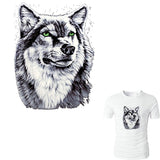 Voorbeeld van een Wolf Met Groene Ogen Strijk Applicatie op een wit t-shirt