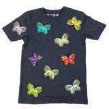 Vlinder Strijk Embleem Patch Artistiek Paars samen met acht andere kleuren van deze vlinder patch op een blauw t-shirtje