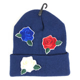 Drie rozen uit de Roos Strijk Emblemen Patch Set op een blauwe wollen muts