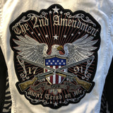 close-up van de The Second Amendment Met USA Schild Adelaar En Twee Geweren Strijk XXL Patch op een licht motor jack
