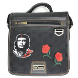 Che Guevara Cuba Guerrillaleider Strijk Embleem Patch samen met twee rode roos strijk patches op een zwarte canvas tas 