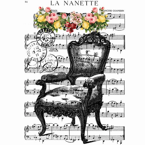 Een strijkapplicatie van een vel met muzieknoten met daarop de afbeelding van een vintage zetel / stoel, een bloemen krans en poststempels. Boven aan de applicatie staat de tekst "La Nanette". 