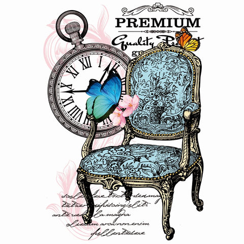 Een strijkapplicatie met daarop de afbeelding van een blauwe chique vintage stoel / zetel. Daarnaast zijn er een blauwe en een oranje vlinder en een vintage zak horloge afgebeeld. Rechtsboven staat de tekst "Premium Guality" verder is er op de achtergrond vaag een roze sierkrul zichtbaar samen met schuin geschreven tekst.
