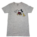 Goudkleurige Eiffeltoren Strijk Patch samen met de zilverkleurige versie en een paillette Mickey strijk patch op een grijs t-shirtje
