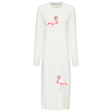 Roze Flamingo XXL Strijk Embleem Patch Rechts Samen met de linker variant op een witte lange jurk