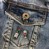 Emaille Pin Van Een Glas Gevuld Met Rode Wijn samen met een pin van een fles rode wijn op een borstzakje van een blauwe spijkerjas