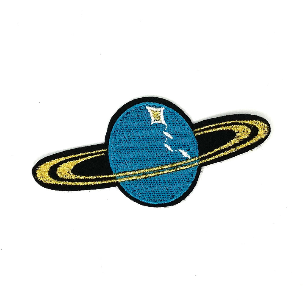 Blauwe planeet patch met twee goud kleurige planetaire ringen