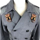 bruine uil broche patch die versierd is met kralen pailletten en stukjes vilt op een grijs jasje